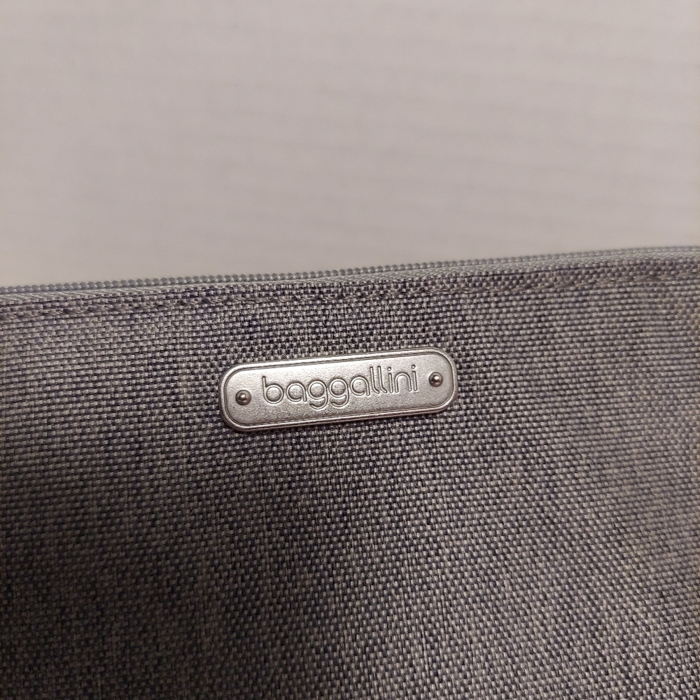 Baggallini RFID Wristlet Purse Wallet Gray EUC Neutral Minimalist Travel - Picture 3 of 8